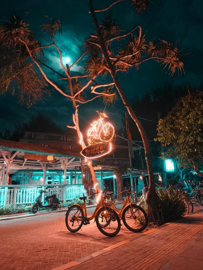 The Exile Sunset Bar & Bungalow 길리트라왕안 외부 사진